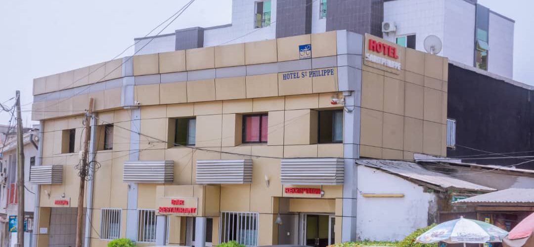 Vue de face de l'hotel